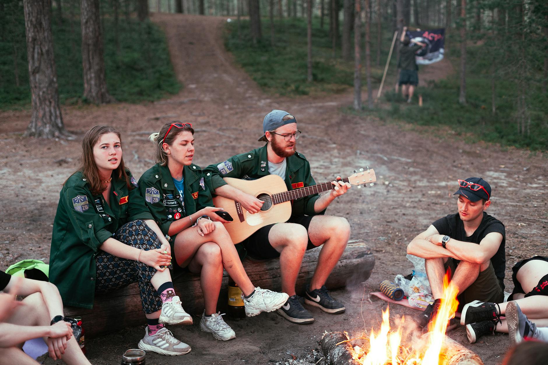 Lagerfeuer-Nachmittag im Wald